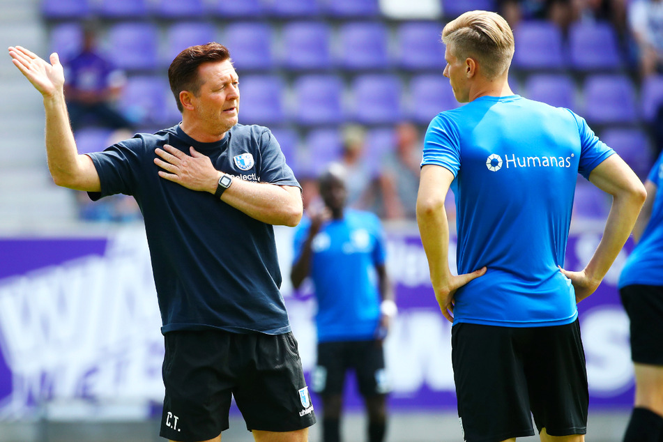 Neuzugang Luca Schuler (r.) hat die Anweisungen von Trainer Christian Titz offenbar gut verstanden. Nach vielen Toren in der Vorbereitung erzielte der Stürmer auch das erste FCM-Pflichtspieltor der Saison.