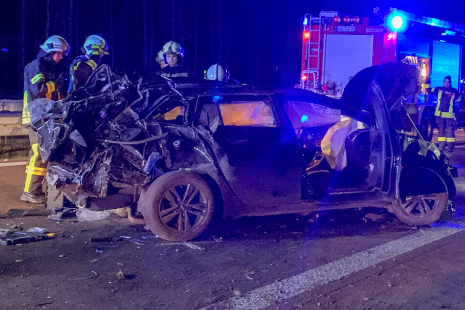Opel kommt von der Fahrbahn ab und überschlägt sich