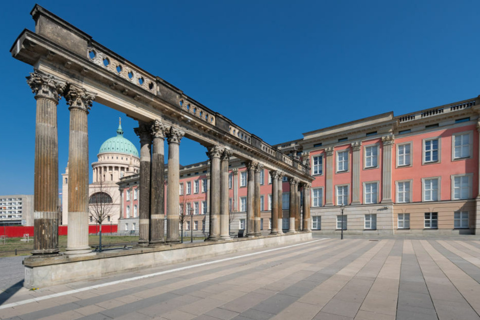 Der Platz rund um den Landtag in Potsdam. Die Brandenburger Koalitionsfraktionen von SPD, CDU und Bündnis 90/Grüne wollen die Erhöhung der Abgeordnetendiäten wegen Corona in diesem Jahr einfrieren. (Symbolbild)
