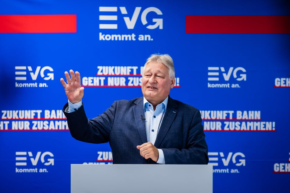 Der Chef der Eisenbahn- und Verkehrsgewerkschaft (EVG), Martin Burkert (60) hat Widerstand gegen die kürzlich vorgestellte Chef-Besetzung der Deutschen Bahn angekündigt.