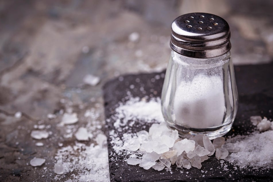Zu viel Salz im Essen birgt potenzielle Gesundheitsrisiken und kann etwa zu Bluthochdruck, Herzerkrankungen und Schlaganfällen führen.