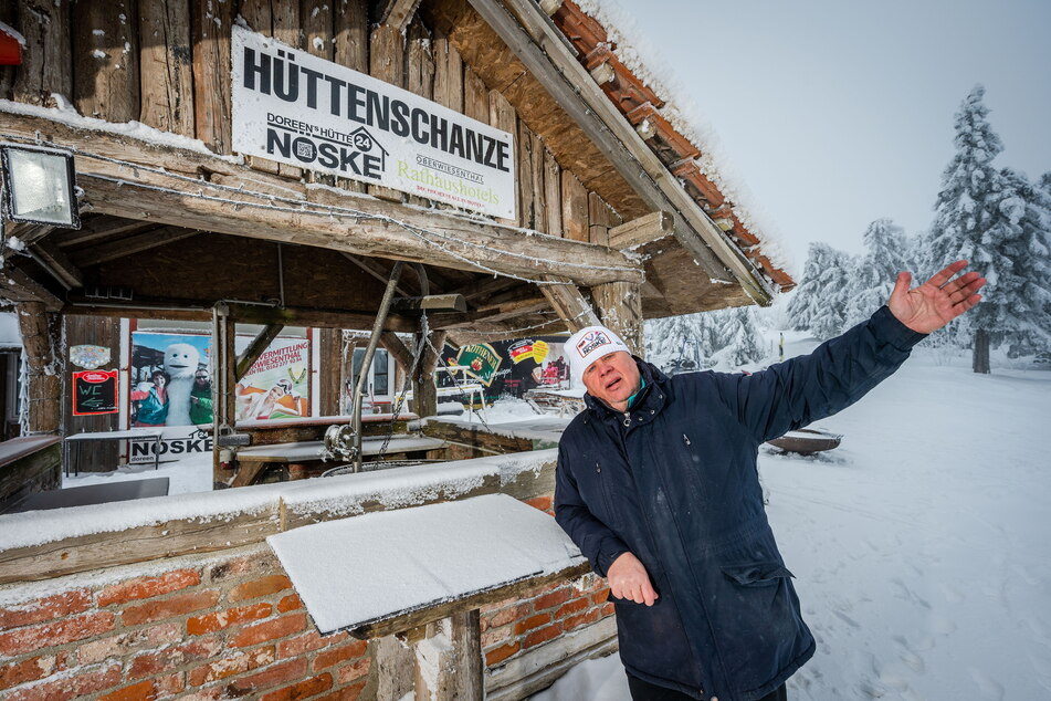 Veranstalter Joachim Nöske (69) empfängt Wanderer und Rodel-Fans in der Fichtelberghütte.
