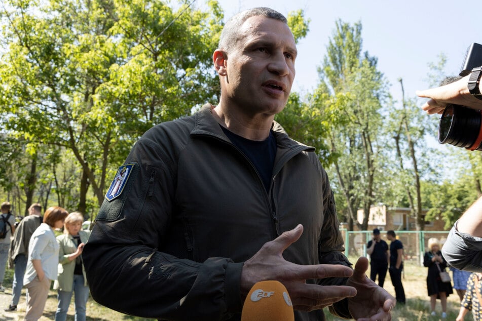 Kiews Bürgermeister Vitali Klitschko (51) spricht mit der Presse und den Anwohnern eines Viertels, das durch einen nächtlichen Luftangriff beschädigt wurde.