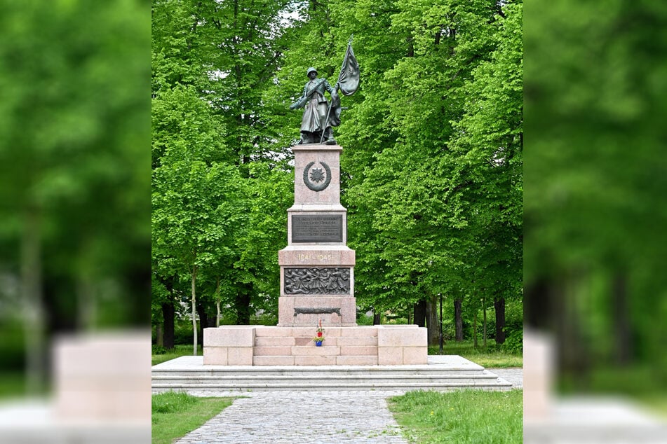 Da ist das Ding! Das neue alte Ehrenmal.