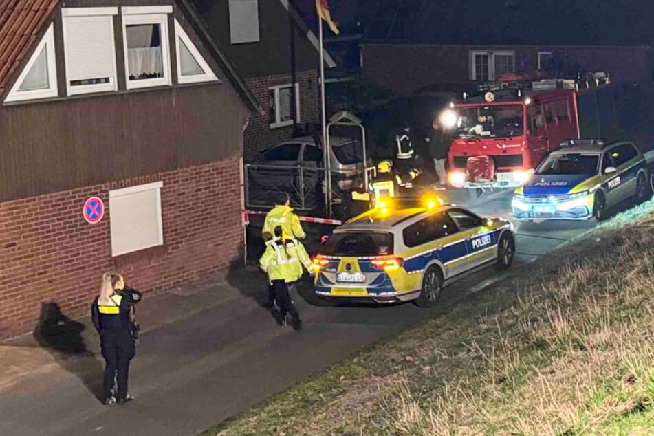 Die Polizei nahm noch in der Nacht Ermittlungen auf und sicherte am Tatort Spuren.