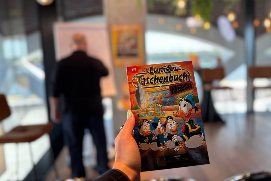 Das neue "Lustige Taschenbuch" lässt zwei Disney-Welten verschmelzen. Die Geschichte erzählt von Donald Duck und seinen Neffen, die das Erfolgsmusical "Der König der Löwen" in Hamburg besuchen.