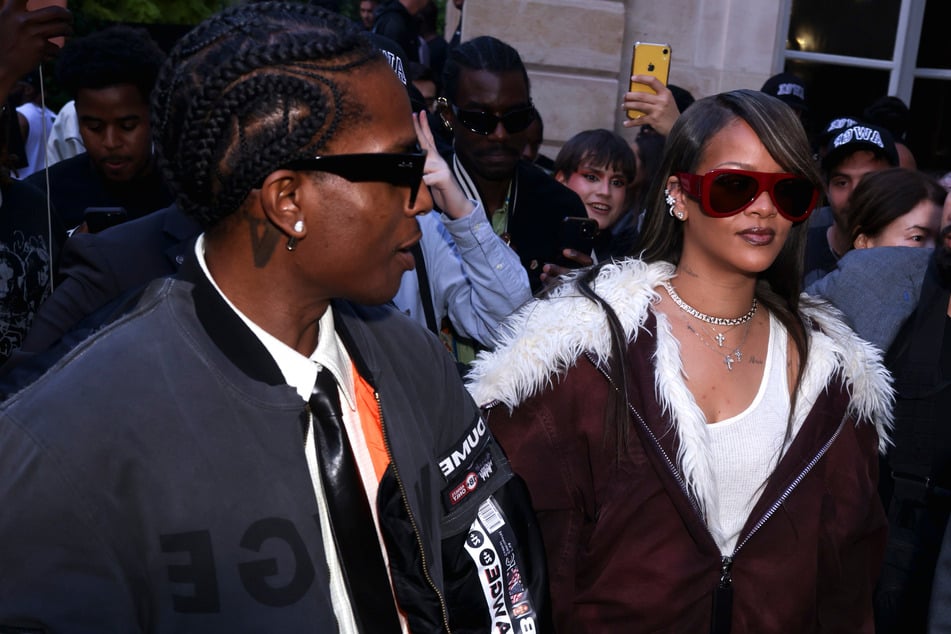 Pop-Star Rihanna (36) zusammen mit ihrem Freund A$AP Rocky (36) auf der Pariser Fashion Week.