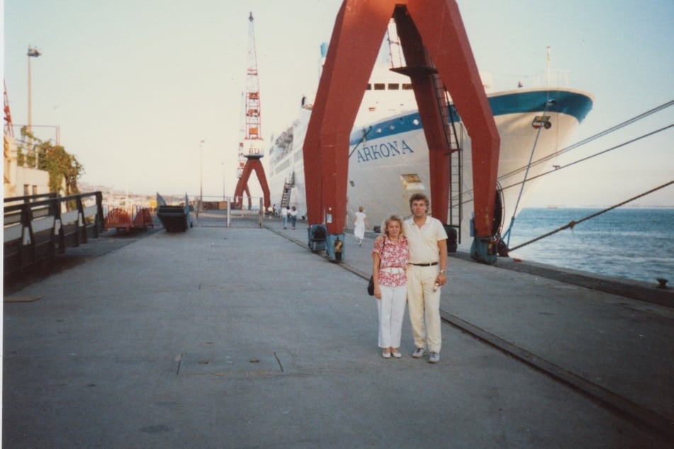 Ilona y Jörg Hinz 1989 frente a la "Arkona" en el puerto de Sochi.