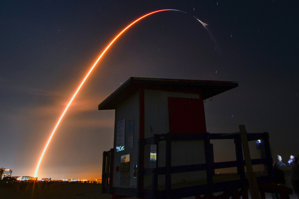 Die startende Rakete fotografiert vom Lori Wilson Park in Cocoa Beach.