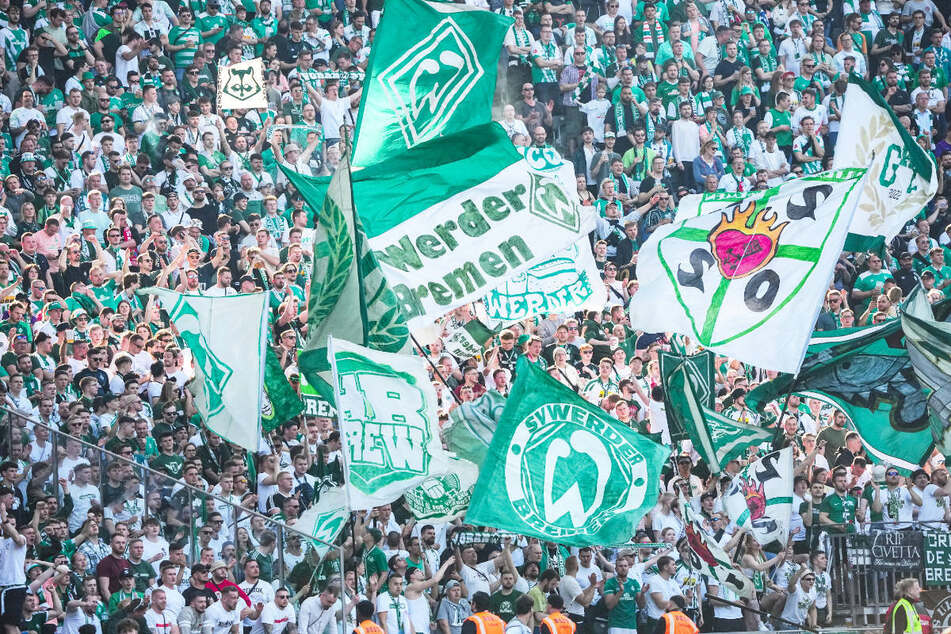 Etwa 20.000 Werder-Fans haben die Reise ins Berliner Olympiastadion angetreten und ihre Mannschaft frenetisch angefeuert.