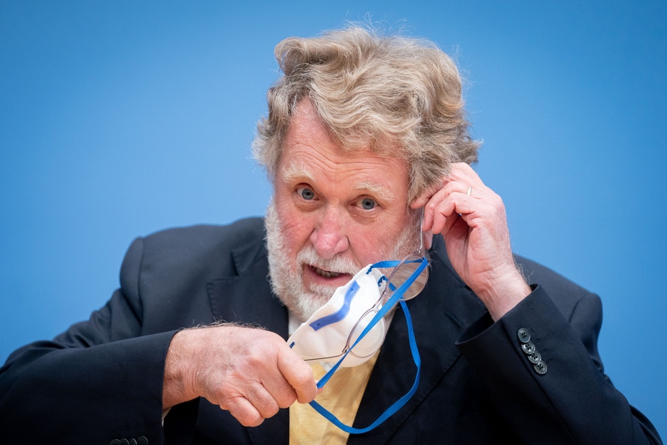 Thomas Mertens (70), Vorsitzender der Ständigen Impfkommission (STIKO), verteidigt die Alterseinschätzung für den Corona-Impfstoff von AstraZeneca.