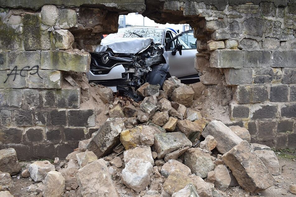An der Mauer und dem Auto entstand enormer Sachschaden.