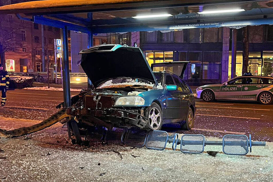 Aus noch ungeklärter Ursache ist am Freitagabend ein Auto in das Wartehäuschen einer Tram-Haltestelle am Münchner Stiglmaierplatz gekracht. Eine Person wurde ins Krankenhaus gebracht.