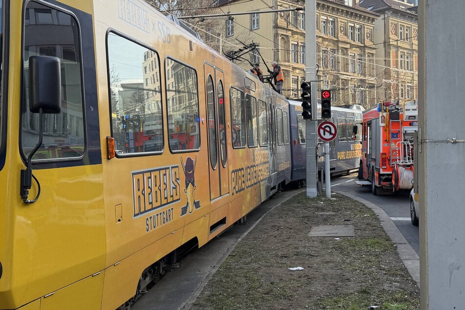 An der Oberleitung werden Reparaturen durchgeführt.