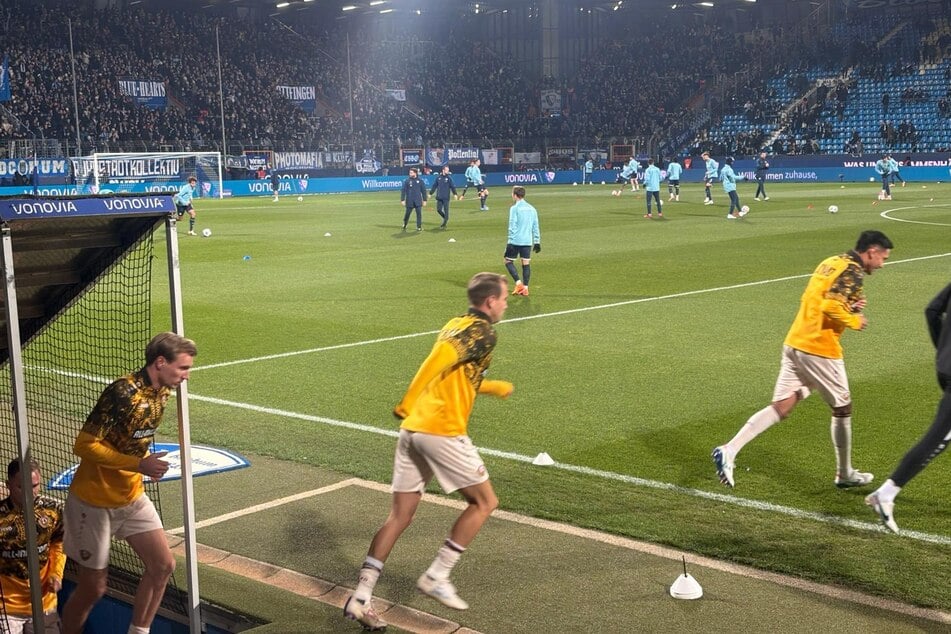 Die Dynamos machen sich auf dem Platz warm.