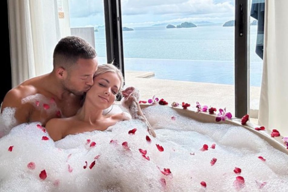 In einem thailändischen Hotel gönnten sich der ehemalige RTL-"Bachelor" und seine Liebste eine romantische Auszeit in der Badewanne.