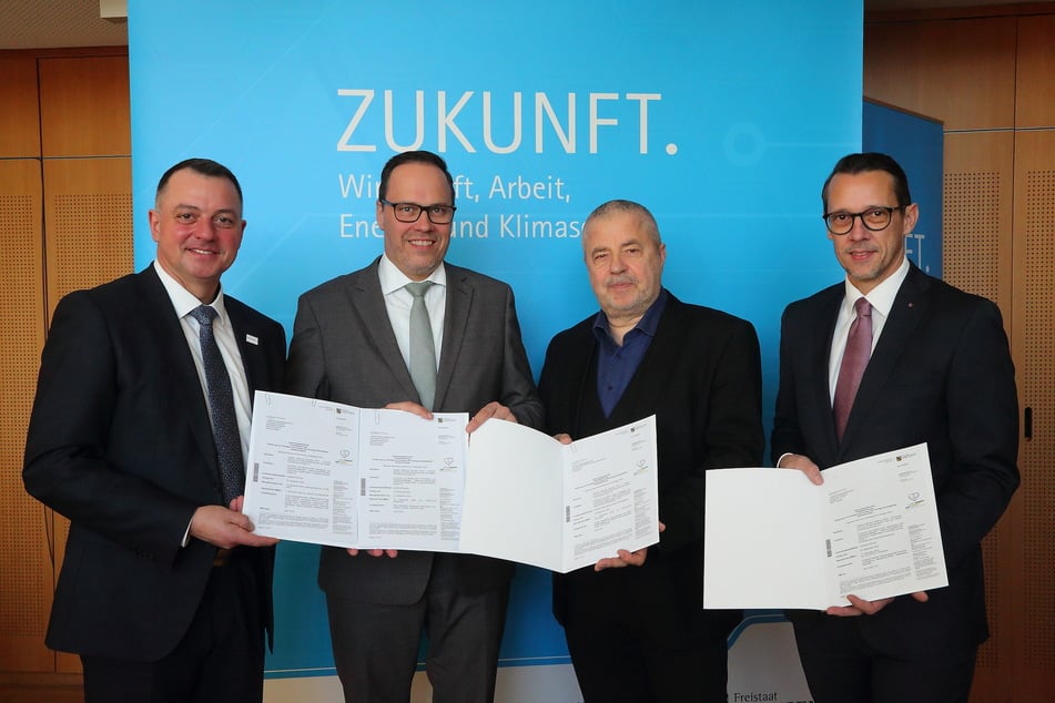 Ein Scheck, vier strahlende Gesichter: Bautzens Landrat Udo Witschas (54, CDU, v.l.), Wirtschaftsminister Dirk Panter (51, SPD), SOE-Landrat Michael Geisler (65) und Zwickaus Landrat Carsten Michaelis (53, beide CDU).