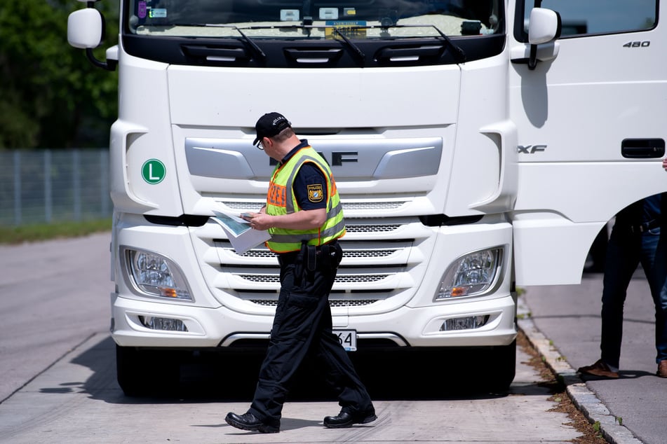 Unfall A7: Mit über drei Promille auf der A7: Lkw-Fahrer kracht in Schutzplanke