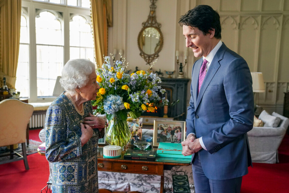 Queen Elizabeth II. (95, l.) traf sich am Montag mit Justin Trudeau (50).