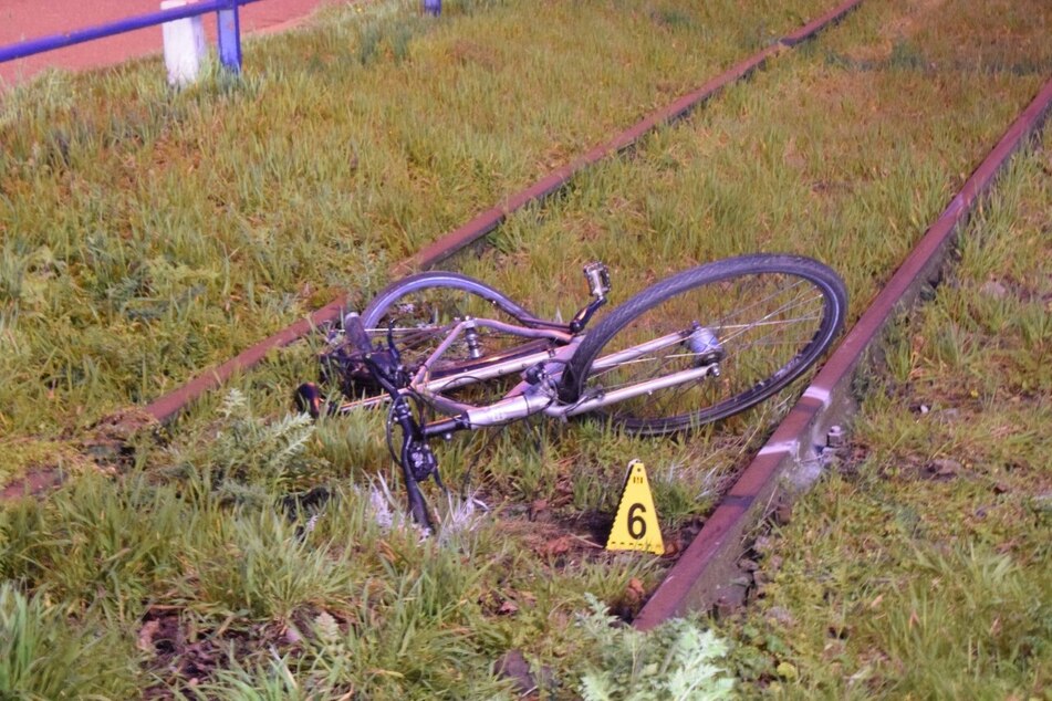 Der Rettungsdienst brachte den schwer verletzten Radfahrer in eine Klinik.