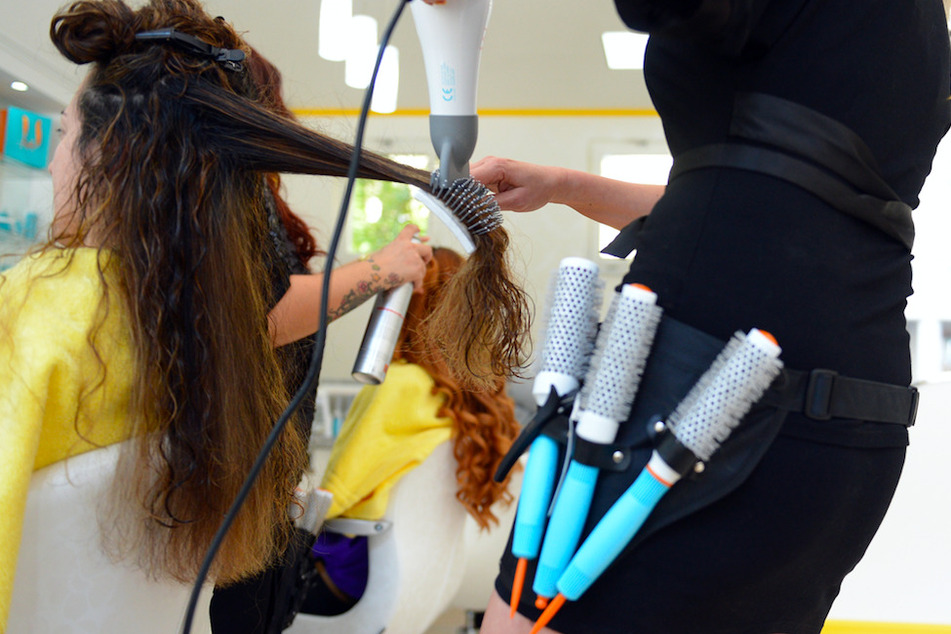 Nach wochenlanger Schließung wegen der Corona-Pandemie dürfen die Friseure ab Montag wieder ihre Salons öffnen.