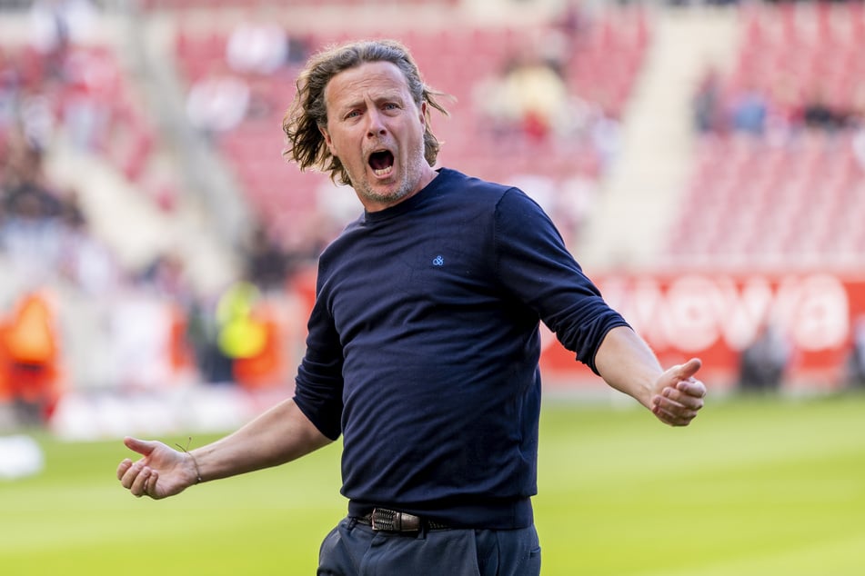 Mainz-Trainer Bo Henriksen (50) hat aktuell viel um die Ohren. Zu Marathon-Auftakt und Bus-Beschädigung kommt noch eine Sperre von einem Spiel im DFB-Pokal, weil er in Dresden auf die Tribüne verbannt wurde.