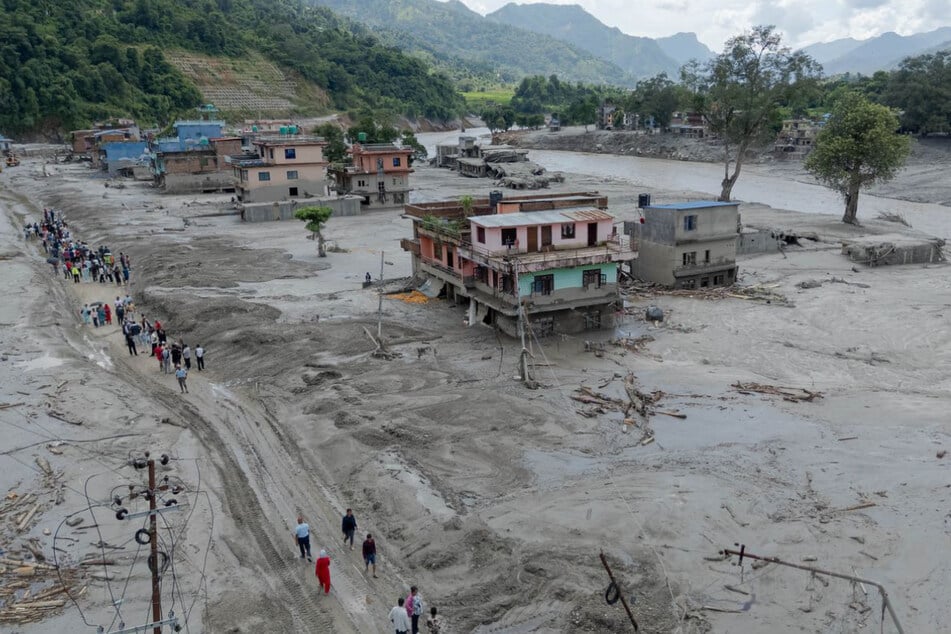 Zwei Tage nach der Schlammlawine im Himalaya hat sich die Zahl der Todesopfer in Nepal und Tibet auf insgesamt mindestens 543 erhöht.