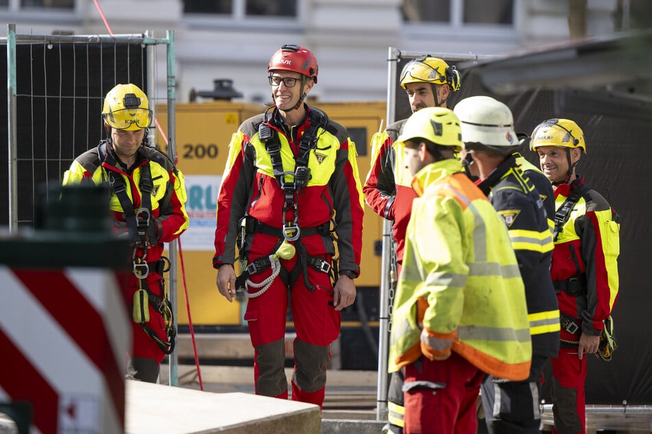 Die Berufsfeuerwehr ist im Einsatz, um den Kran zu sichern.