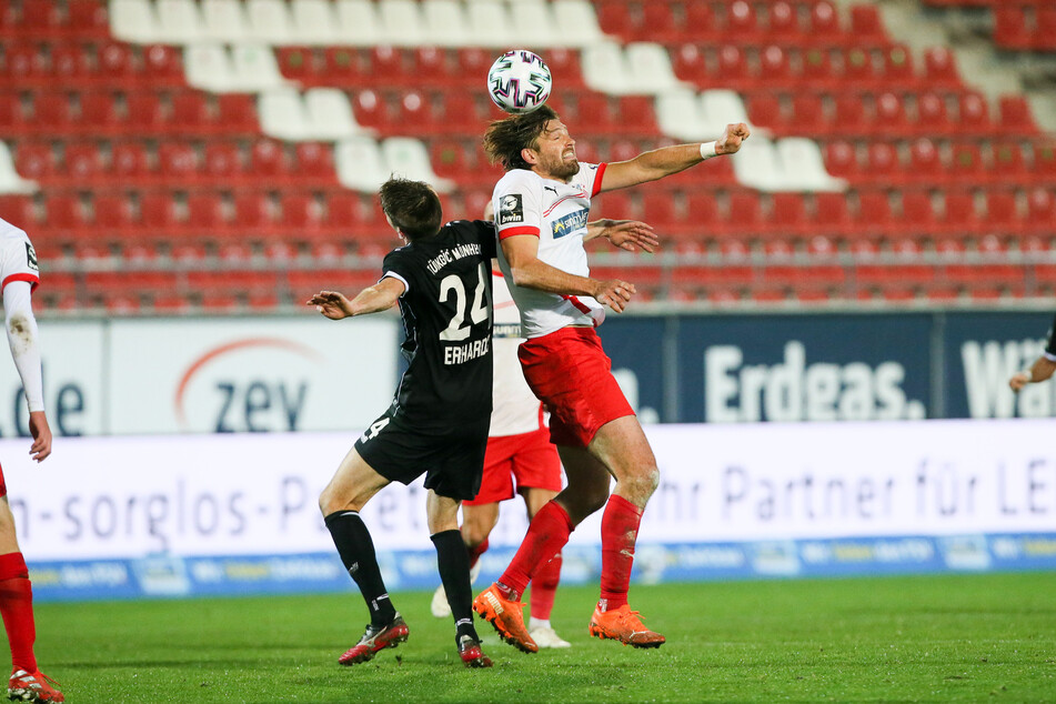 m Luftkampf ist Ronny König (r.) praktisch unschlagbar. Zuletzt bekam er allerdings kaum verwertbare hohe Bälle.