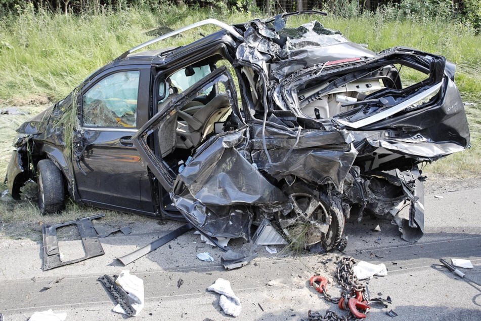Für einen 54 Jahre alten Autofahrer kam nach dem Unfall auf der A96 in Bayern jede Hilfe zu spät, seine Beifahrerin (43) wurde schwer verletzt.