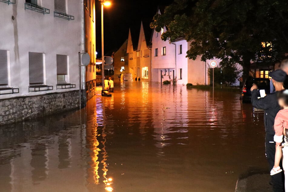 Bewohner müssen mitansehen, wie ihre Häuser unter Wasser stehen.