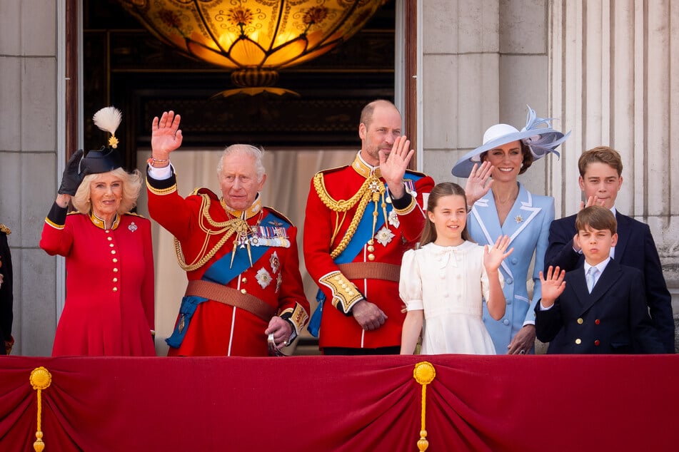 Am Samstag fand die traditionelle "Trooping the Colour"-Parade zu Ehren des Geburtstags von König Charles (77, 2. v. l.) statt. Mit dabei waren Camilla (78, v. l.), Prinz William (43), Prinzessin Charlotte (11), Prinzessin Kate (44), Prinz George (12) und Prinz Louis (8).