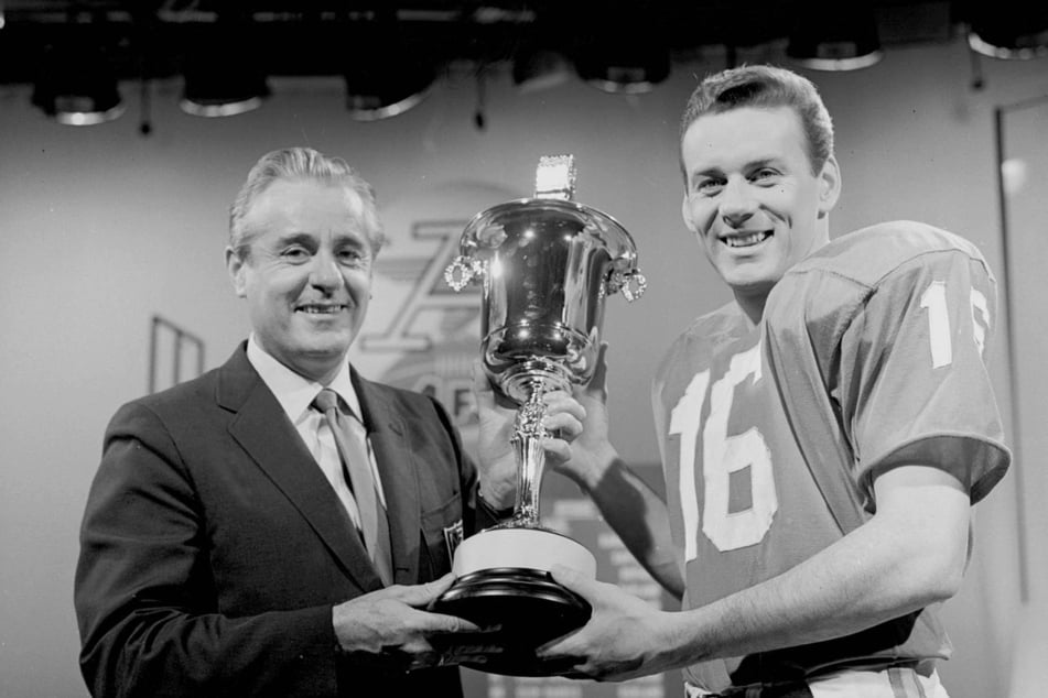 Len Dawson (r), the legendary quarterback who led the Kansas City Chiefs to their first Super Bowl win, died at age 87.