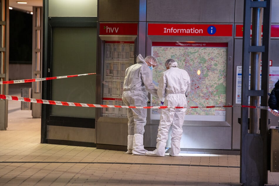 Die Spurensicherung untersuchte den Tatort am U-Bahnhof Billstedt noch in der Nacht auf weitere Hinweise.