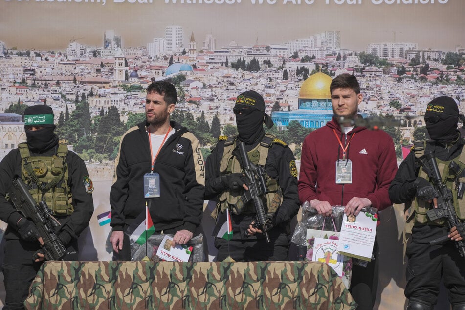 Die israelischen Gefangenen Sagui Dekel Chen (l.) und Alexander Trufanov wurden von Kämpfern der Hamas und des Islamischen Dschihad eskortiert, dann dem Roten Kreuz im Gazastreifen übergeben.