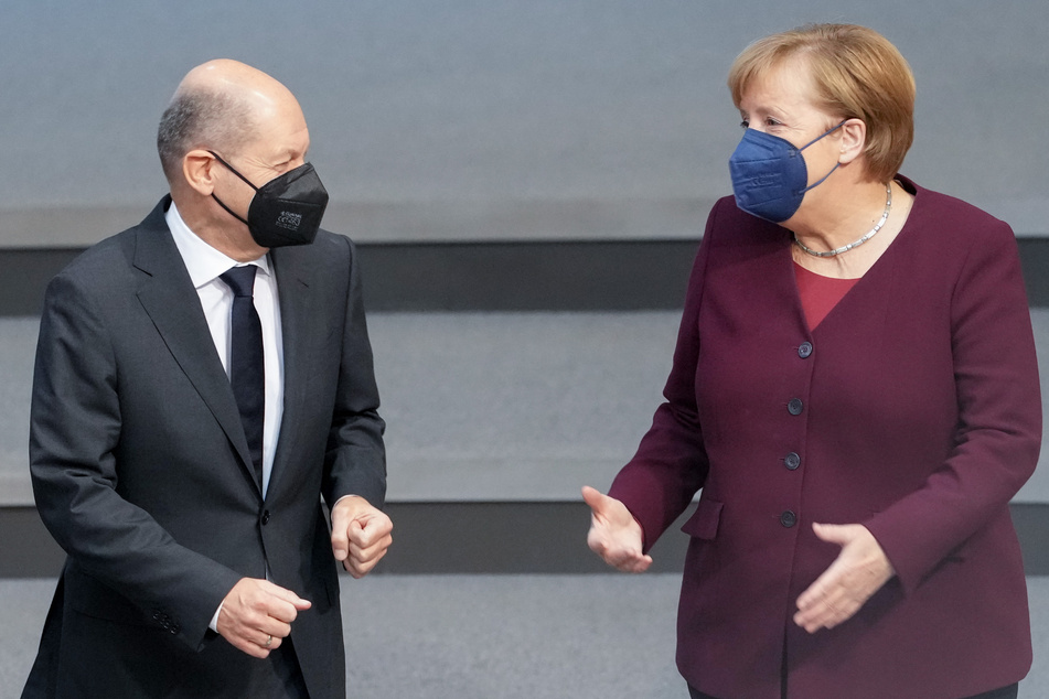Olaf Scholz (63, SPD) und Angela Merkel (67, CDU) nahmen gemeinsam im Bundeskanzleramt an der Video-Schalte mit den MPs der Länder teil.