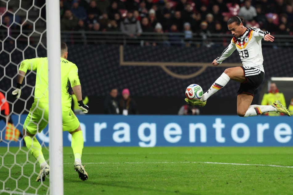 Leroy Sané (29, r.) trifft zum 4:0 für das DFB-Team.