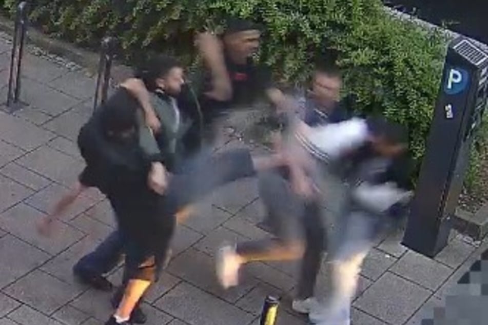 Die Gruppe war auf zwei Männer losgegangen und hatte diese verletzt.