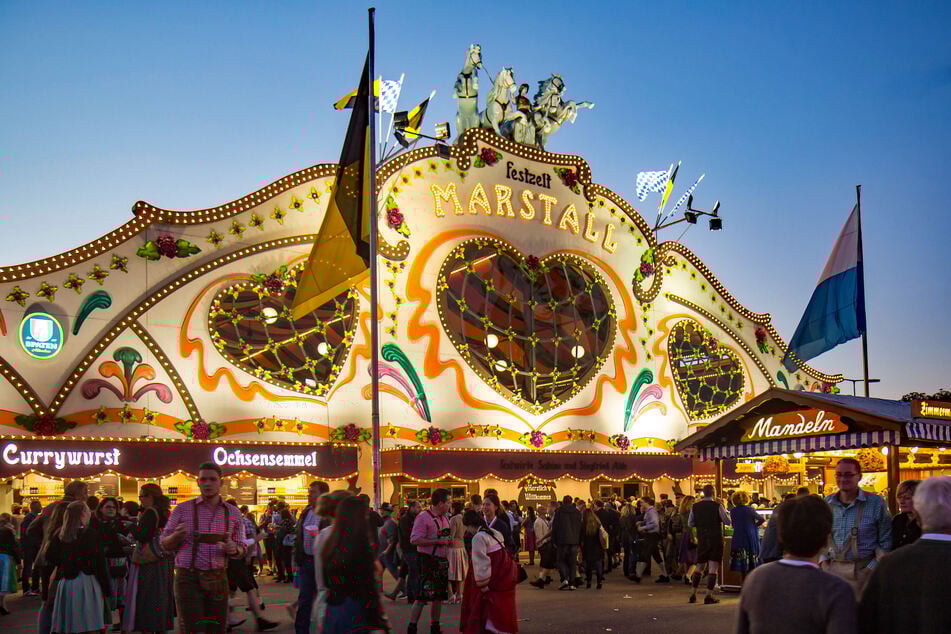 Die bunte Fassade gibt einen Vorgeschmack auf das stilvolle Innenleben des Marstall Festzelts.