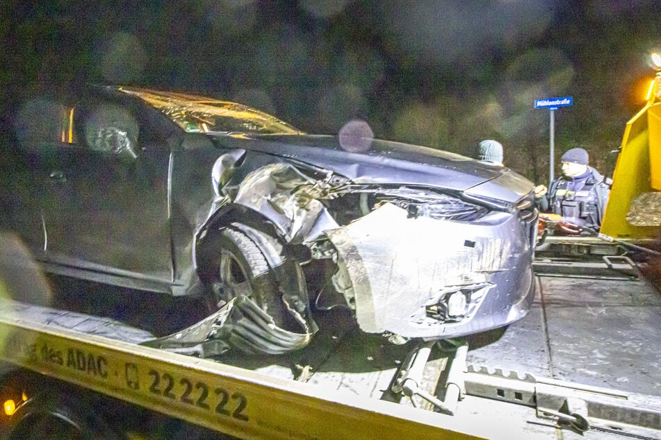 Nach dem Zusammenstoß mit einem Baum überschlug sich der Wagen und blieb auf dem Dach liegen.