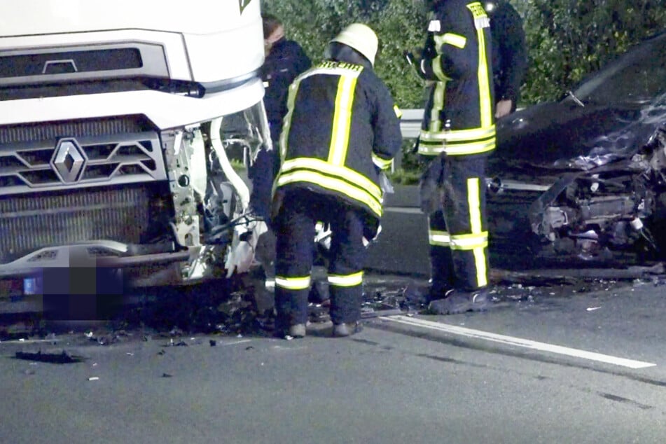 Der Opel-Fahrer war mit seinem Auto frontal in den Lastwagen gekracht und wurde leicht verletzt.