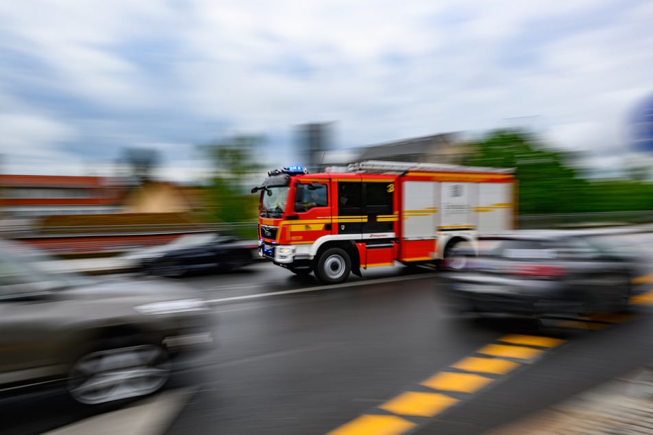 Erst durch die Hilfe der Feuerwehr konnten die Frauen aus ihren Autos befreit werden. (Symbolbild)
