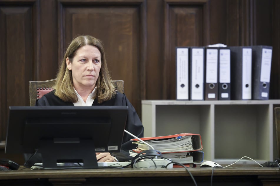 Die vorsitzende Richterin Isabel Hildebrandt kann noch nicht mit der Zeugenbefragung von David B. beginnen.