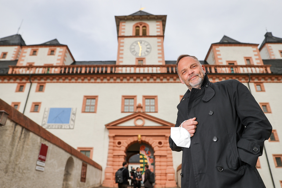 Dirk Neubauer (50, SPD), Bürgermeister der Kleinstadt, steht vor dem Schloss Augustsburg.