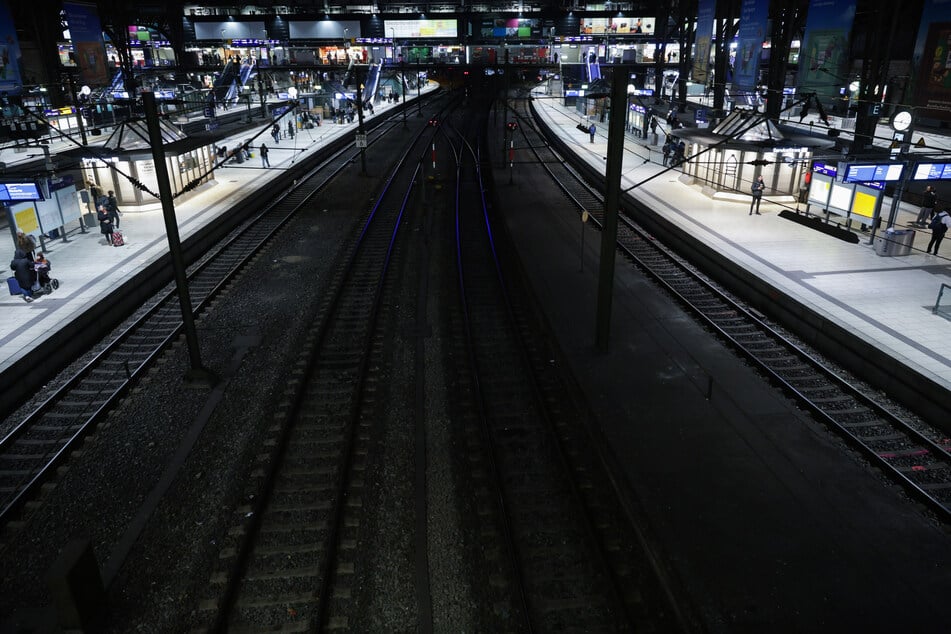 Nur wenige Reisende standen am Donnerstag an den Gleisen im Hamburger Hauptbahnhof und warteten auf einen Zug. Im Tarifstreit mit der Deutschen Bahn hatte die Gewerkschaft GDL zu jeweils 35-stündigen Streiks im Personen- und im Güterverkehr aufgerufen.