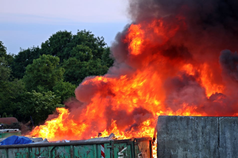 Feuer-Inferno auf Firmengelände: Müllcontainer steht lichterloh in Flammen