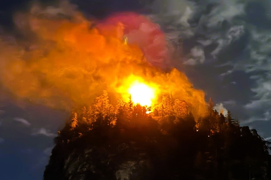 Es brennt lichterloh am Gipfel.