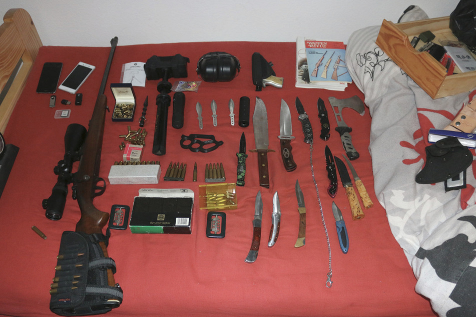 Die Polizei stellte bei dem Soldaten und den zwei weiteren Verdächtigen mehrere Kurz und Langwaffen, Munition und Sprengmittel sicher.