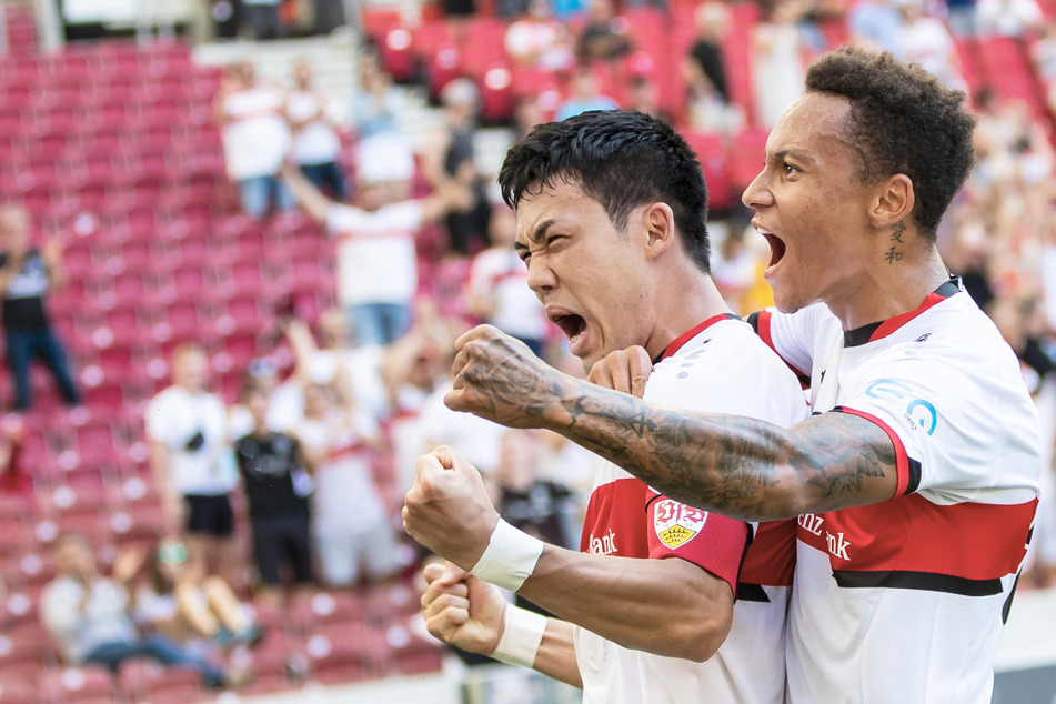 Stuttgarts Wataru Endo jubelt nach seinem Tor zum 1:0 mit Stuttgarts Roberto Massimo (r). Neben ihm gehen sechs weitere Profis auf Länderspielreise.