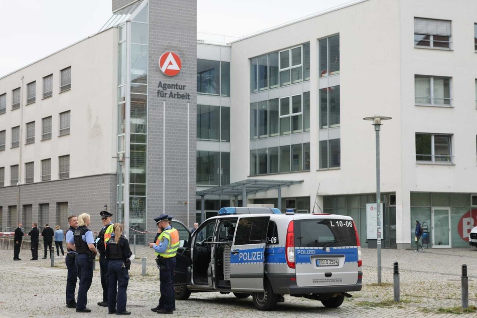 Die Polizei prüfte das Paket auf Sprengstoff - dieses entpuppte sich aber als Fehlalarm.